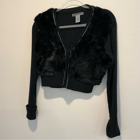 Black Faux Fur Cropped Sweater
Juniors Size XL
Women around Size 4 - Picture 3 of 6